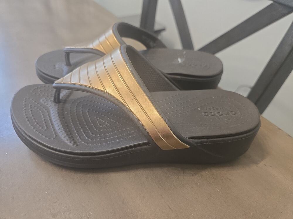 Crocs Monterey Metallic Wedge Thong Sandals Womens 7 Gold & Dark Brown